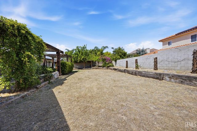 6410 Spring Ridge Drive, Bakersfield, CA 93313