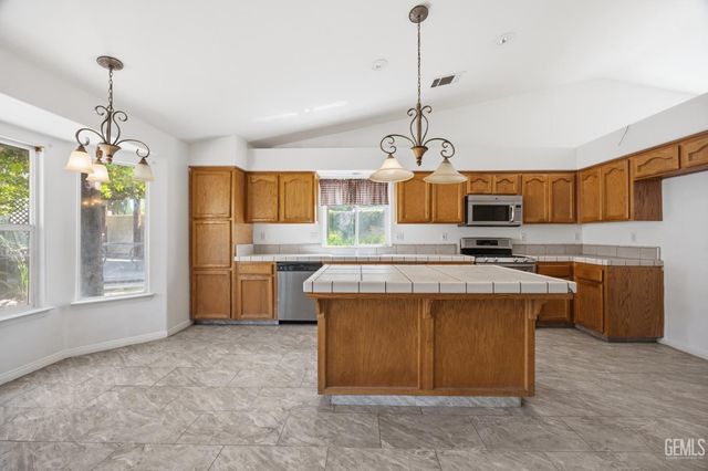 6410 Spring Ridge Drive, Bakersfield, CA 93313