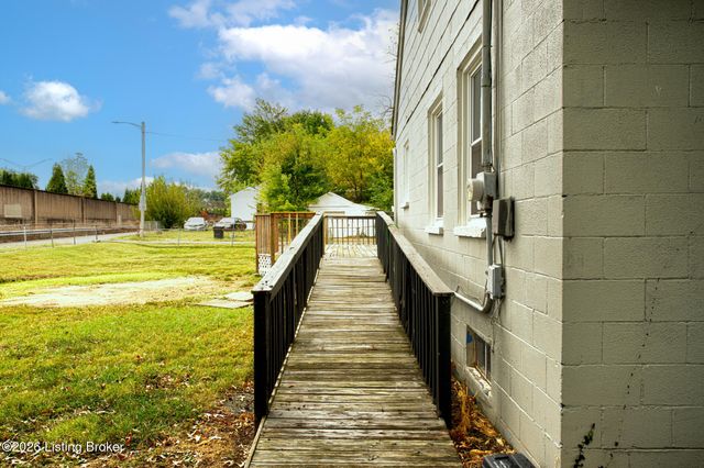 4422 S 8th St, Louisville, KY 40215