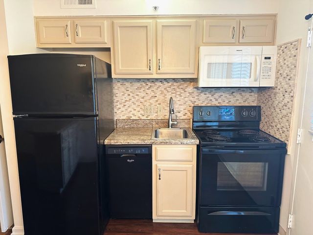 3589 Covington Pike Apt 402, Memphis, TN 38128