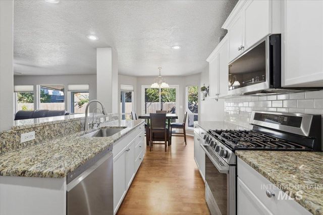 2082 E Glasgow St, Meridian, ID 83646
