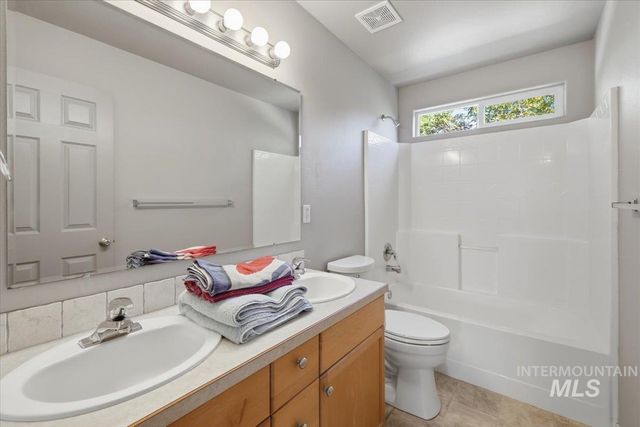 2082 E Glasgow St, Meridian, ID 83646