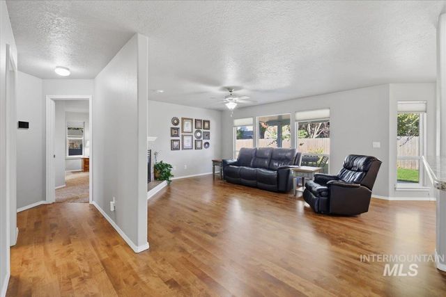 2082 E Glasgow St, Meridian, ID 83646