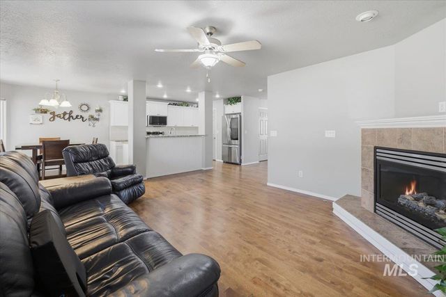 2082 E Glasgow St, Meridian, ID 83646
