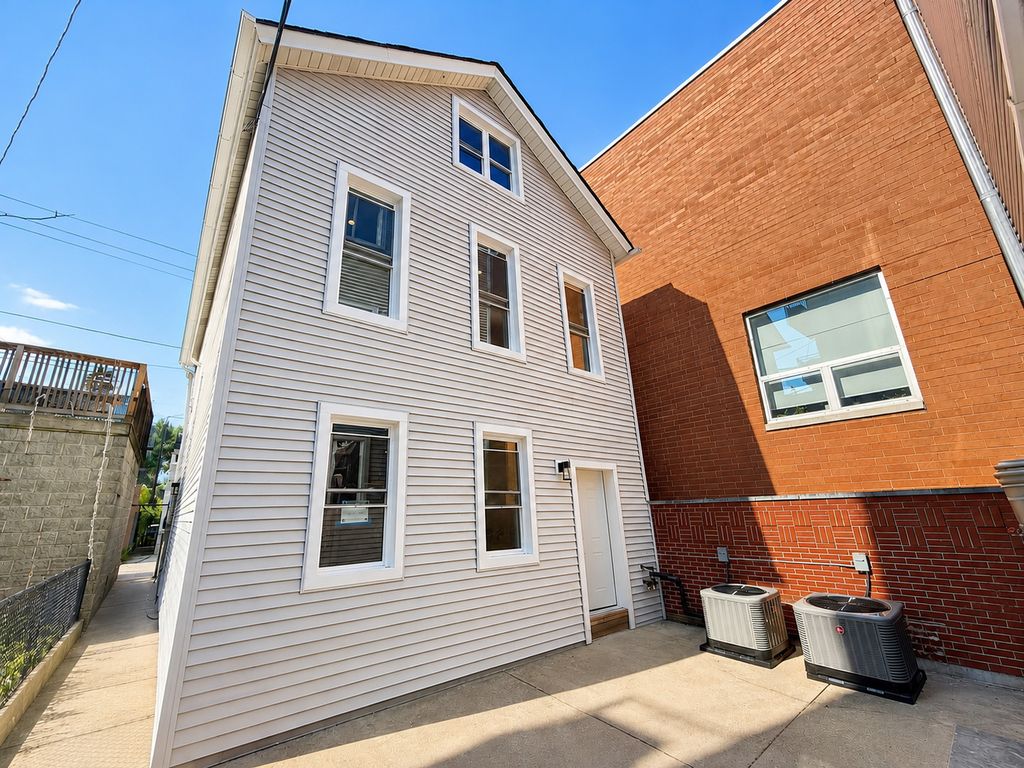 1905 W HURON Street CH, Chicago, IL 60622