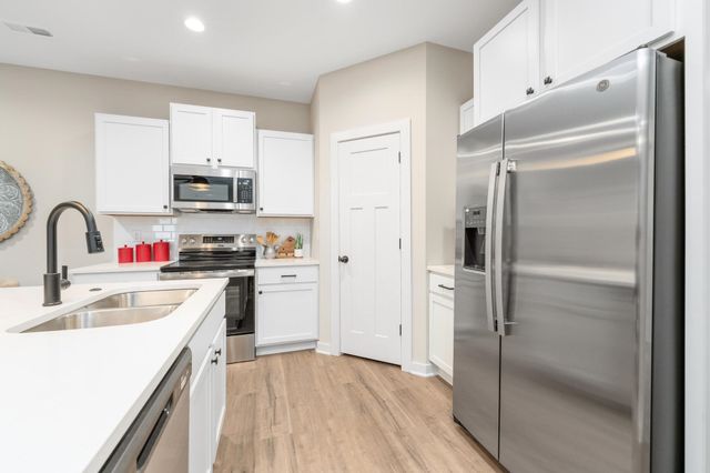 2861 S Cedar Crest Ct, Wichita, KS 67215