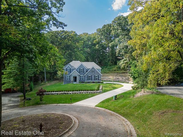 201 Beechview Drive, Rochester, MI 48306