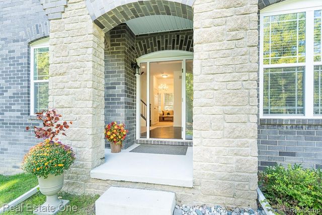 201 Beechview Drive, Rochester, MI 48306