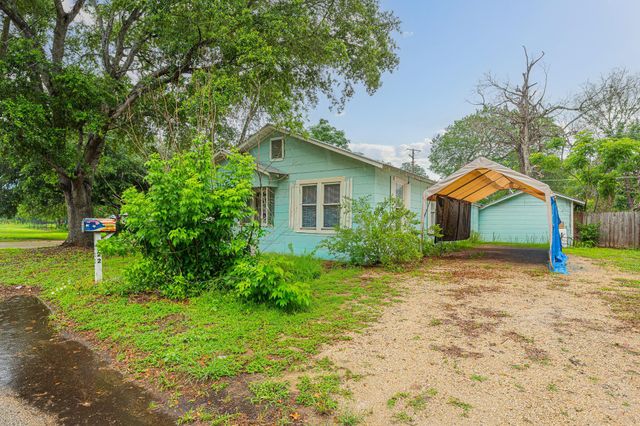 322 Blanco ST, Luling, TX 78648