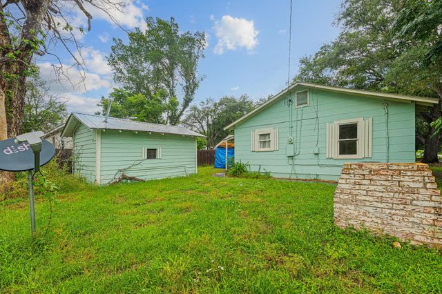 322 Blanco ST, Luling, TX 78648