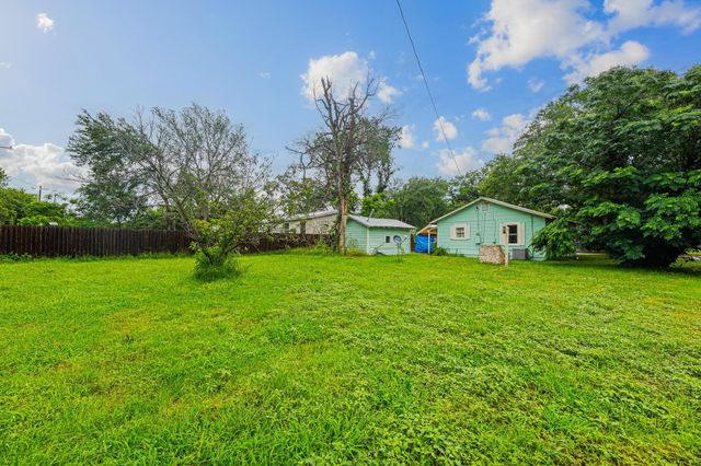 322 Blanco ST, Luling, TX 78648