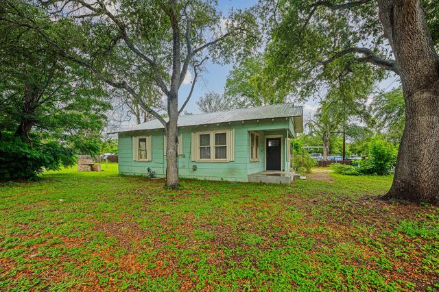 322 Blanco ST, Luling, TX 78648