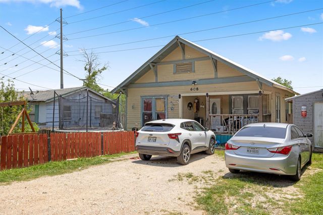 608 E Pecan ST, Taylor, TX 76574