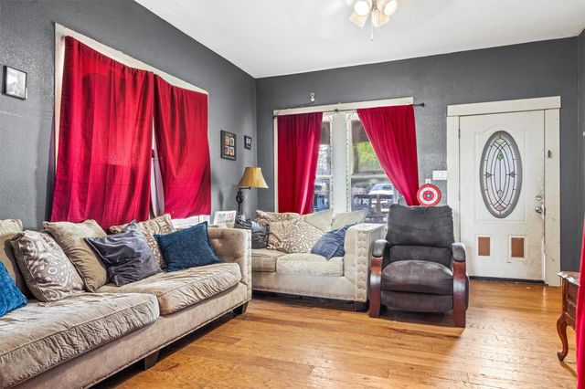608 E Pecan ST, Taylor, TX 76574