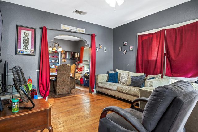 608 E Pecan ST, Taylor, TX 76574