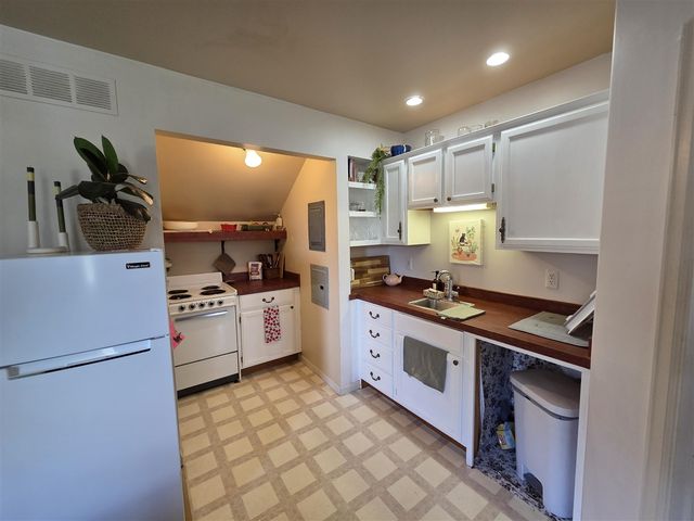 963 W Ann Arbor Trail Unit: 18b, Plymouth, MI 48170