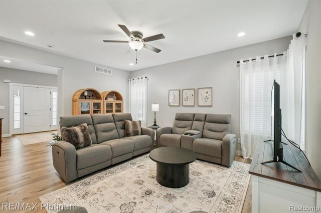 5261 Autumn Kirsten Drive, Fowlerville, MI 48836