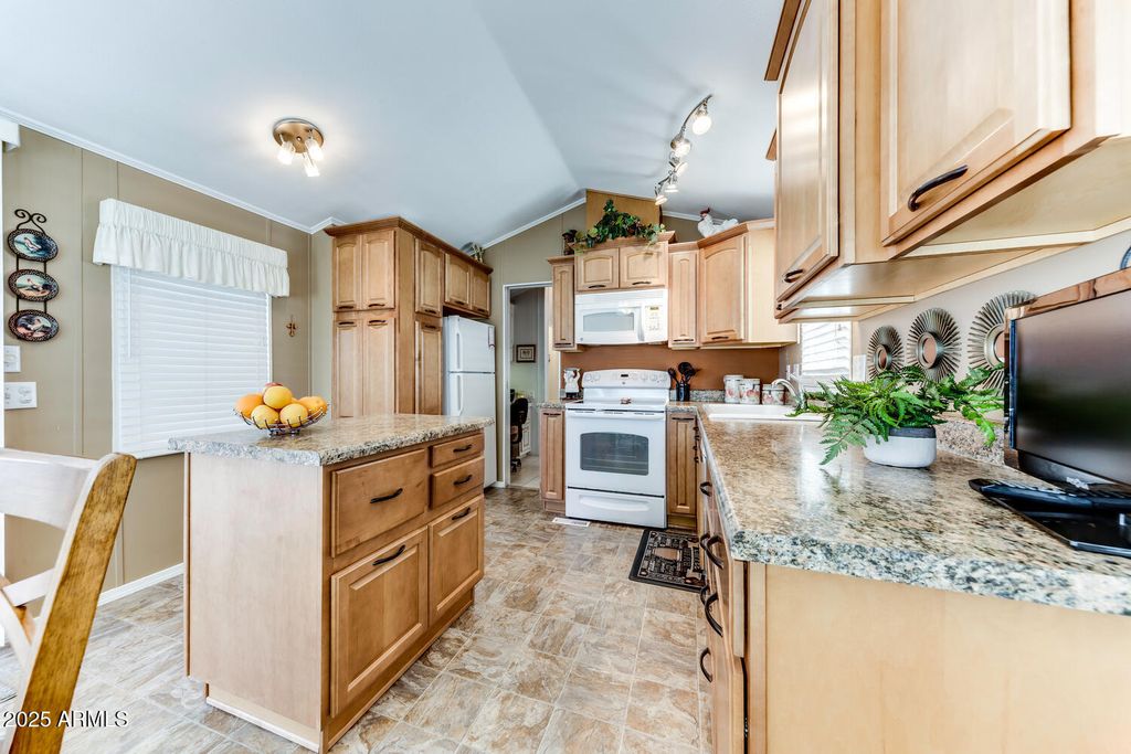 Image 10 of property listing at 17200 W BELL Road 866, Surprise, AZ 85374