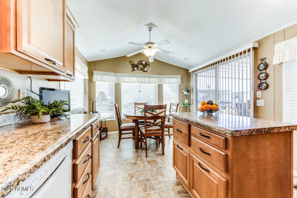 Image 11 of property listing at 17200 W BELL Road 866, Surprise, AZ 85374