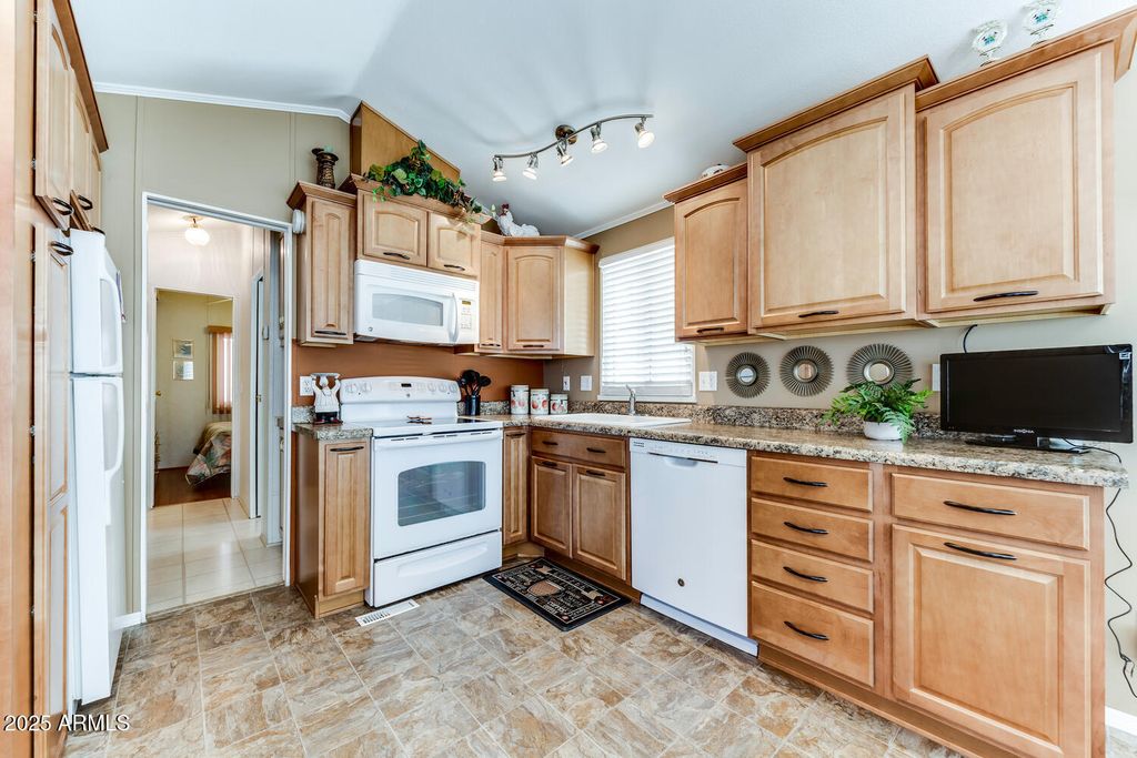 Image 7 of property listing at 17200 W BELL Road 866, Surprise, AZ 85374