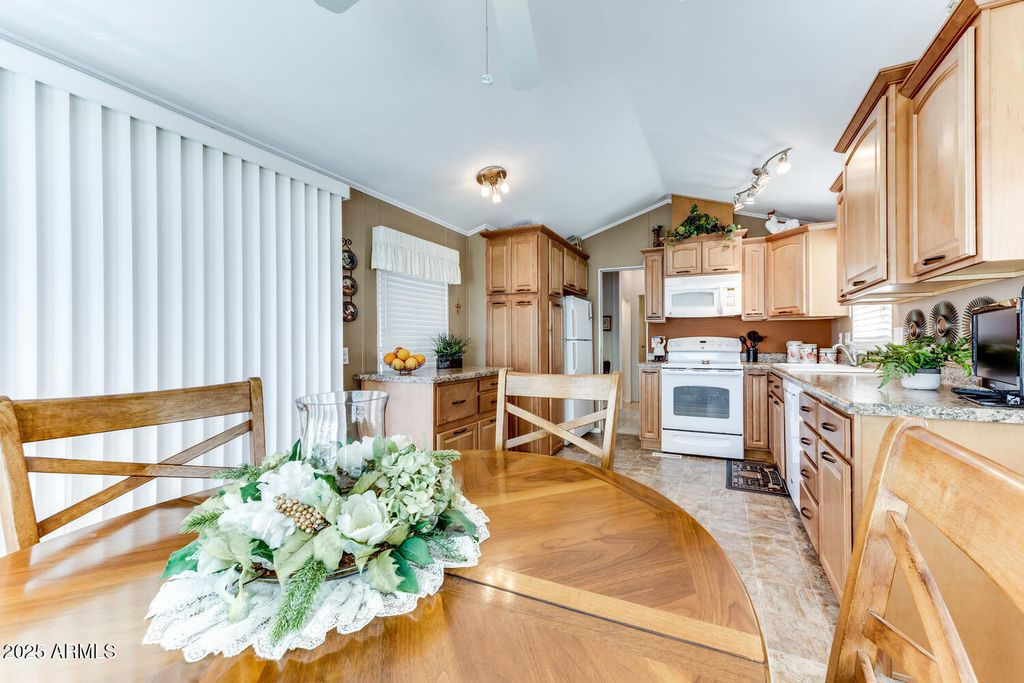 Image 8 of property listing at 17200 W BELL Road 866, Surprise, AZ 85374