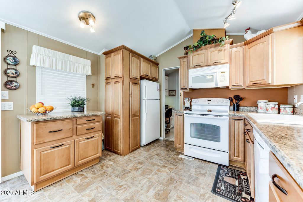 Image 9 of property listing at 17200 W BELL Road 866, Surprise, AZ 85374