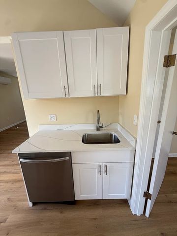 1 Pond Place 1, Franklin, MA 02038