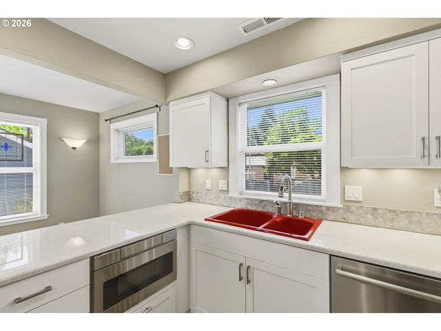 2219 WASHINGTON Way, Longview, WA 98632
