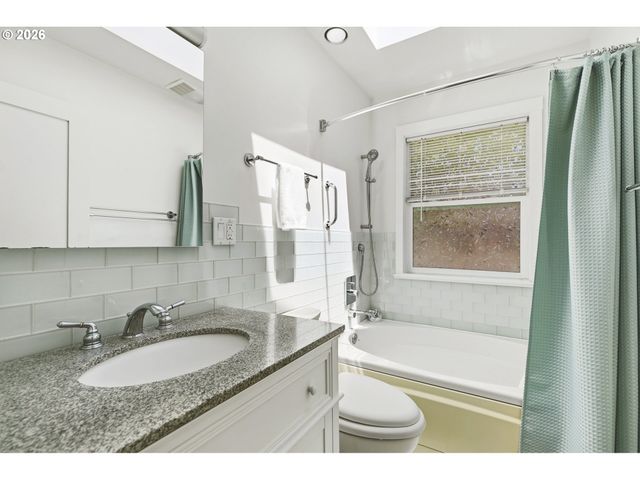 2219 WASHINGTON Way, Longview, WA 98632