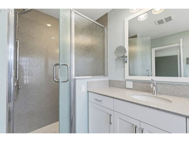 2219 WASHINGTON Way, Longview, WA 98632
