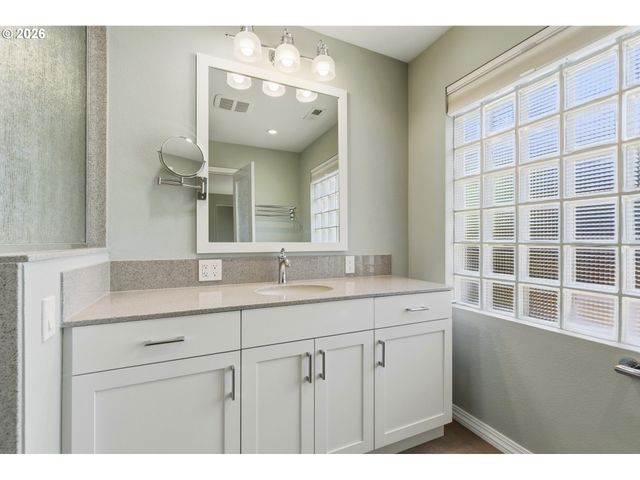 2219 WASHINGTON Way, Longview, WA 98632