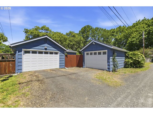 2219 WASHINGTON Way, Longview, WA 98632
