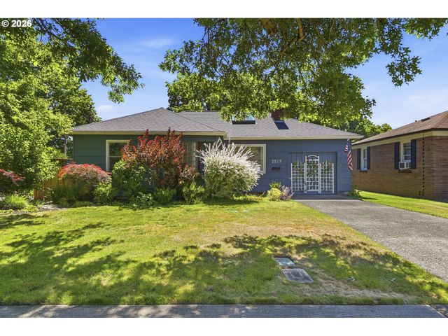 2219 WASHINGTON Way, Longview, WA 98632
