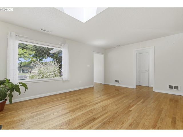 2219 WASHINGTON Way, Longview, WA 98632