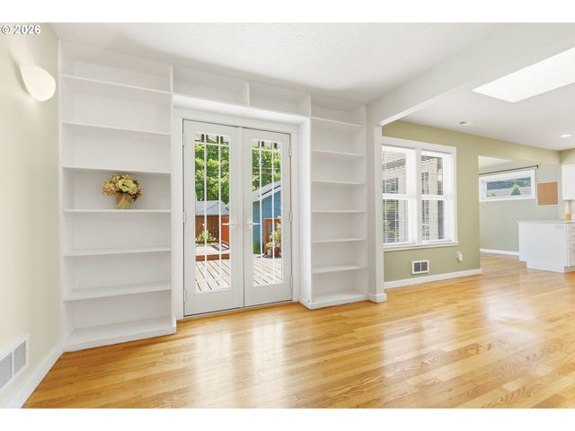 2219 WASHINGTON Way, Longview, WA 98632