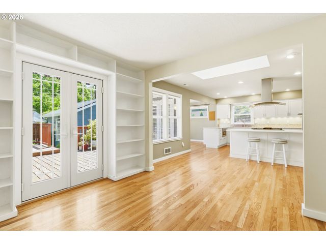 2219 WASHINGTON Way, Longview, WA 98632