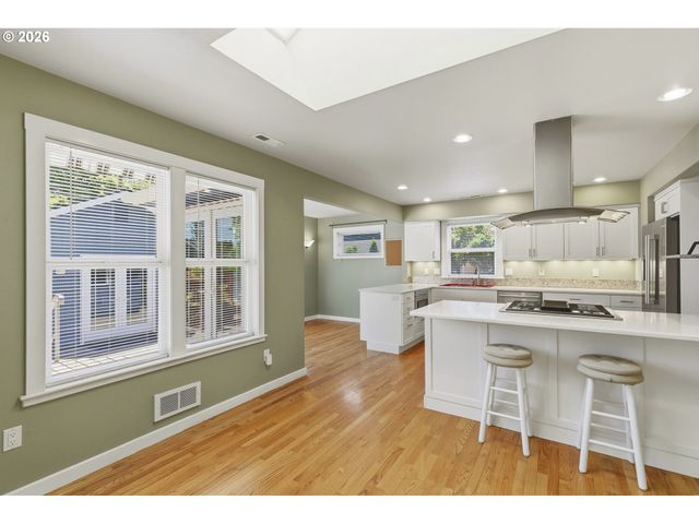 2219 WASHINGTON Way, Longview, WA 98632