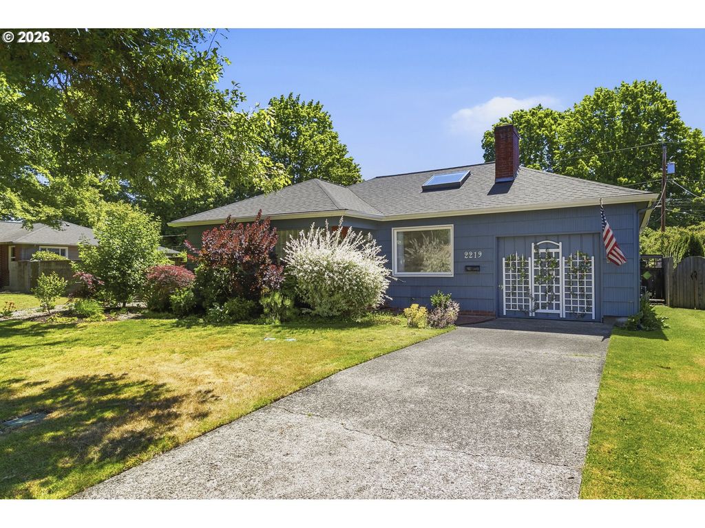2219 WASHINGTON Way, Longview, WA 98632