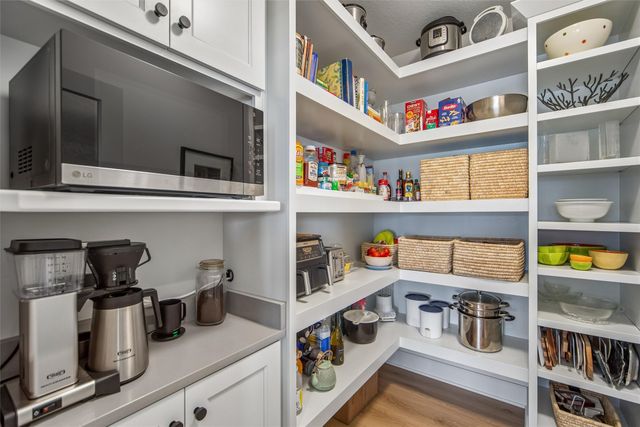 572 Napoli Avenue, West Des Moines, IA 50266