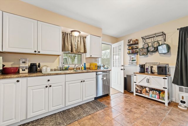 7 Holbrook Rd 2, Oxford, MA 01540