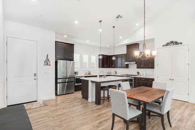 7595 Twin Bridges Ln, Citrus Heights, CA 95610