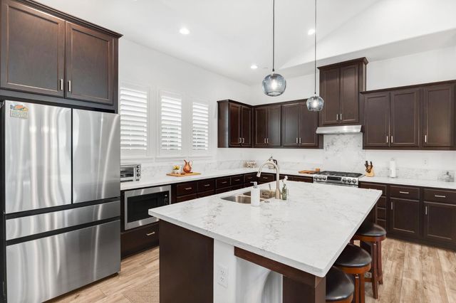 7595 Twin Bridges Ln, Citrus Heights, CA 95610