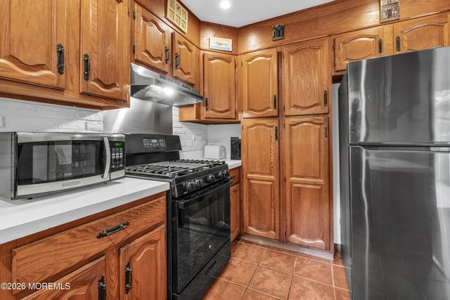 57 Roosevelt Avenue, Morganville, NJ 07751