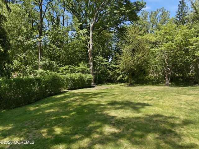 57 Roosevelt Avenue, Morganville, NJ 07751