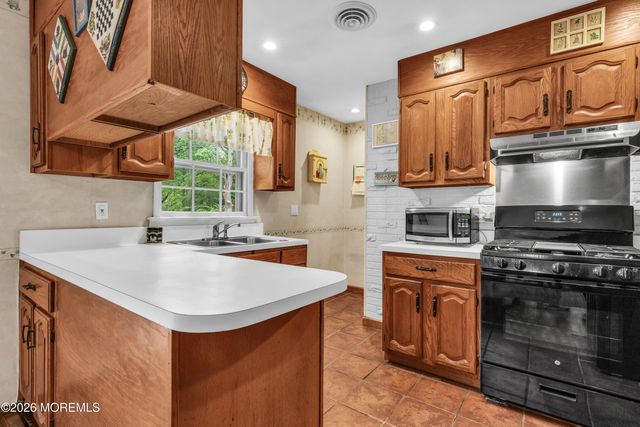 57 Roosevelt Avenue, Morganville, NJ 07751