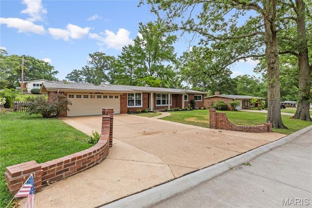 525 Beaucaire Drive, St Louis, MO 63122