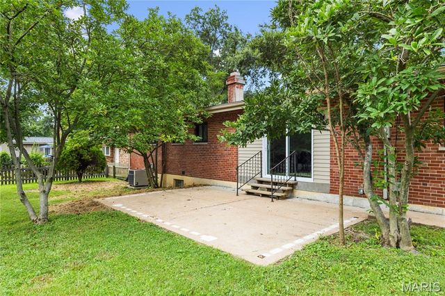 525 Beaucaire Drive, St Louis, MO 63122