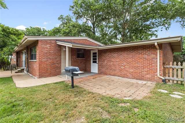 525 Beaucaire Drive, St Louis, MO 63122