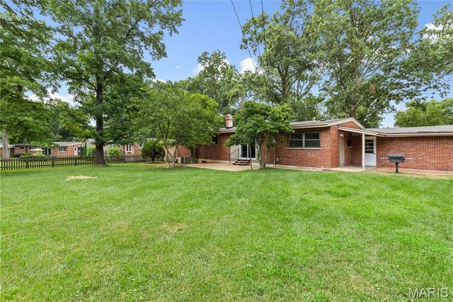 525 Beaucaire Drive, St Louis, MO 63122