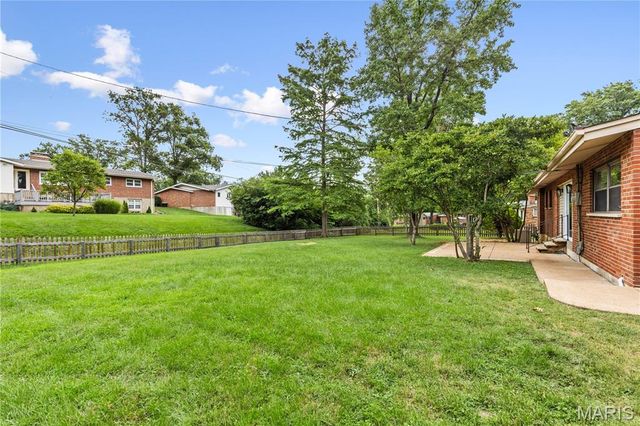 525 Beaucaire Drive, St Louis, MO 63122